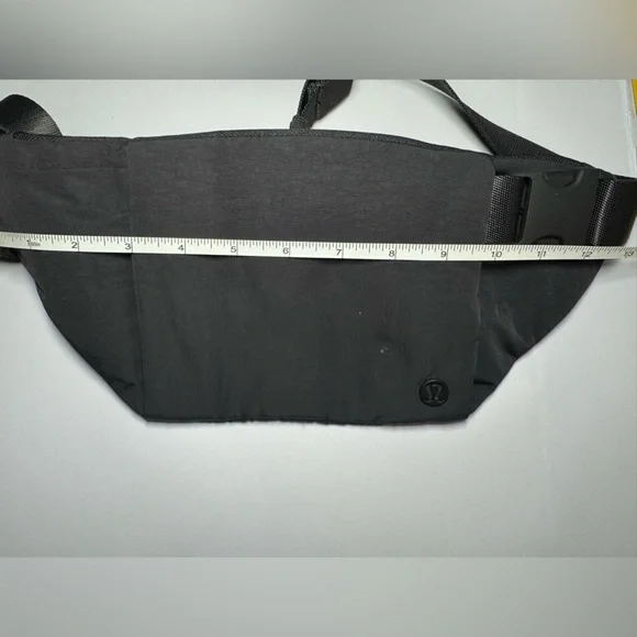 NWOT Lululemon Athletica Black Belt Bag – Sleek Modern Design - Picture 4 of 5